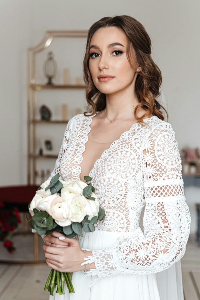 Retrato de una joven novia con ramo y vestido de novia de estilo boho. Blog últimas tendencias en vestidos de novia 2024.Bianca Di Sposa.