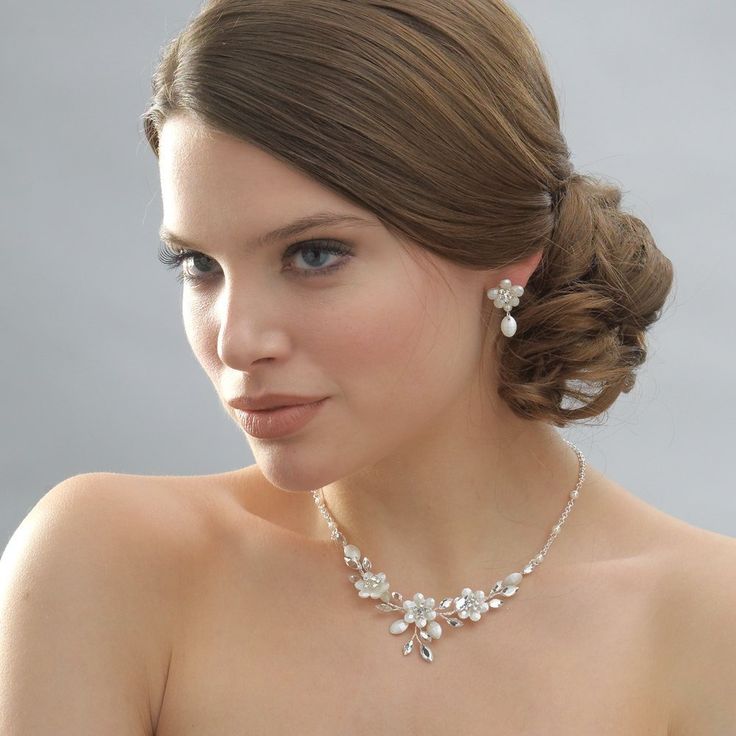 Conjunto de pendientes y collar a juego.