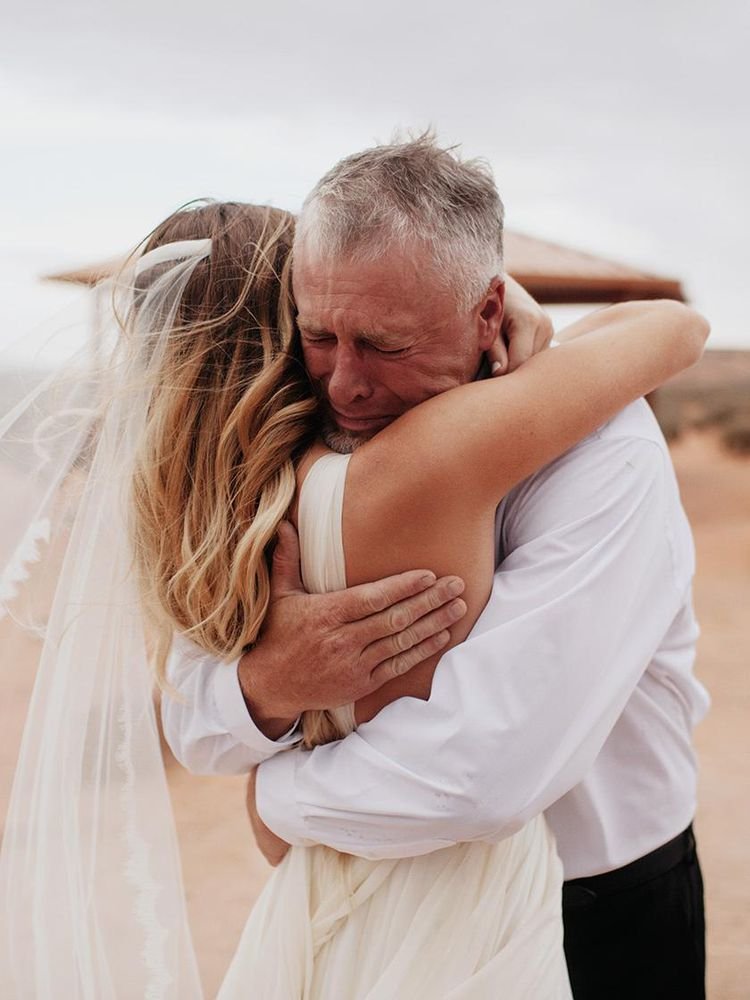 ¿Cuántas personas se recomienda llevar contigo al elegir tu vestido de novia?